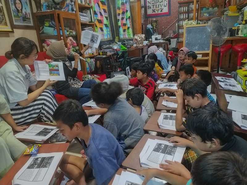 Cerita Rakyat "Malin Kundang" Dibacakan dalam Bahasa Inggris di TBM Bukit Duri Bercerita Oleh Dosen UNJ