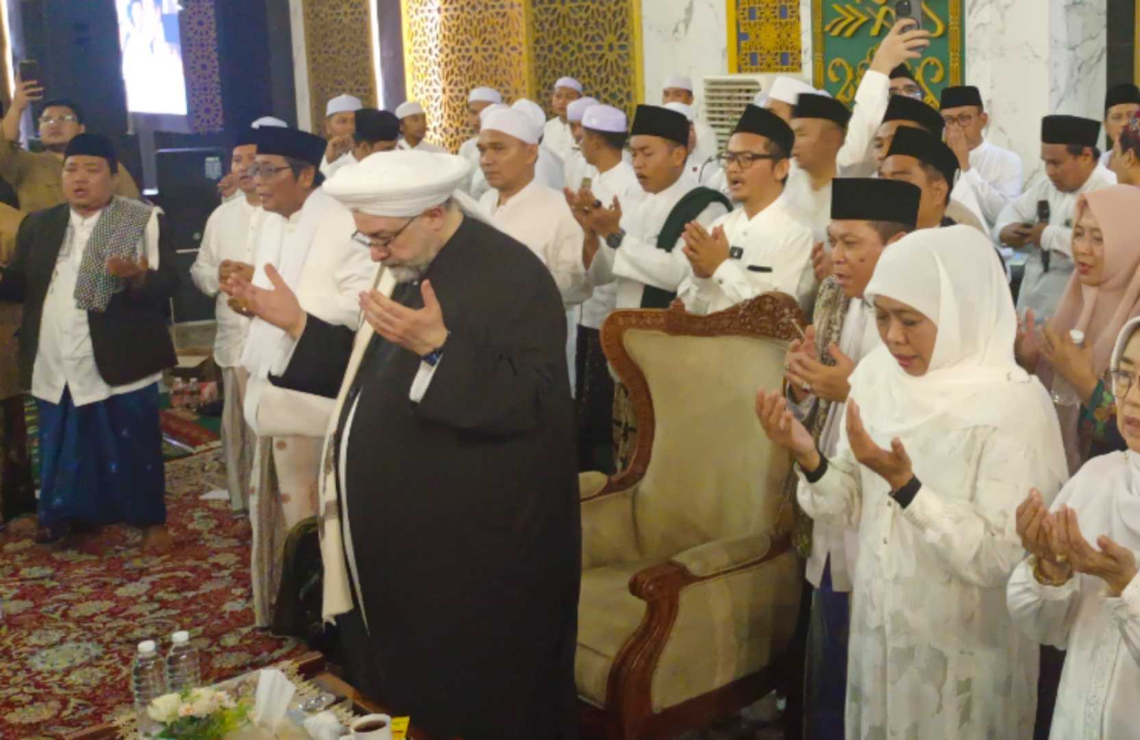 Cicit Syekh Abdul Qadir Al-Jailanii Hadiri "Maulid Akbar" di Masjid Al-Akbar Surabaya