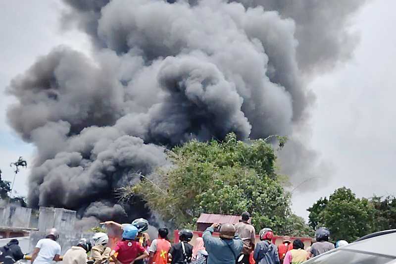 Damkar Bukittinggi Padamkan Kebakaran di Pasar Aur Kuning
