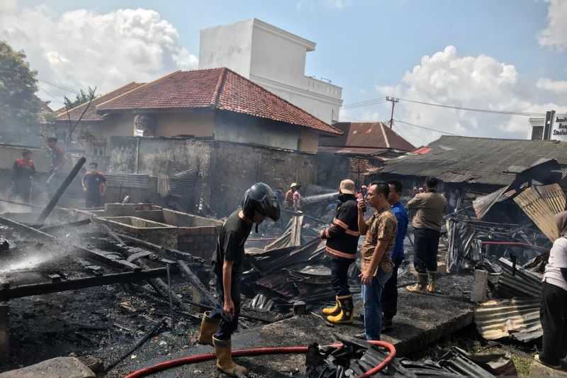 Damkar Palembang Kerahkan Delapan Armada Padamkan Kebakaran