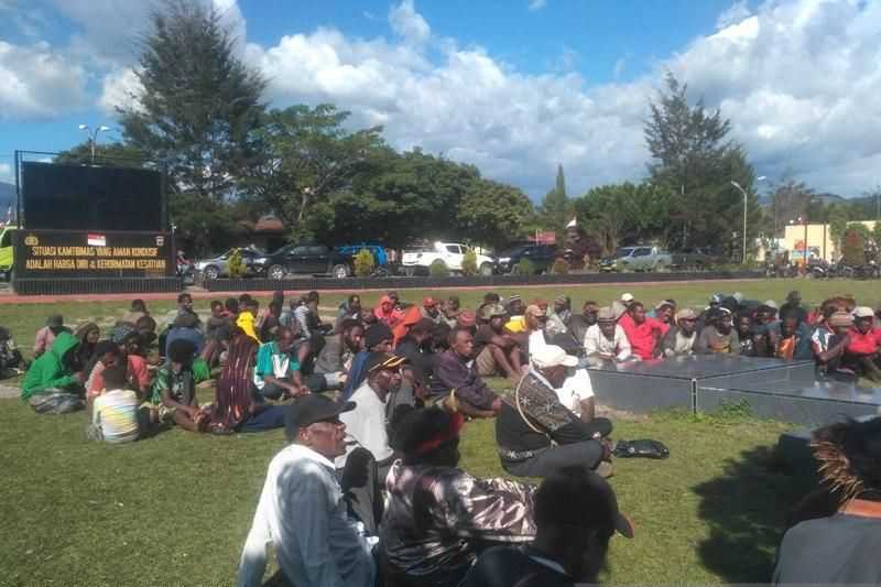 Datangi Mapolres Jayawijaya, Keluarga Korban Penganiayaan Brimob Tanyakan Kronologi Kejadian