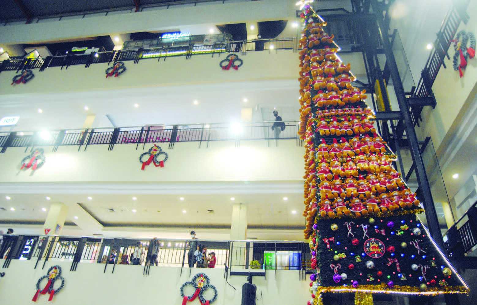 DEKORASI PERNAK-PERNIK NATAL