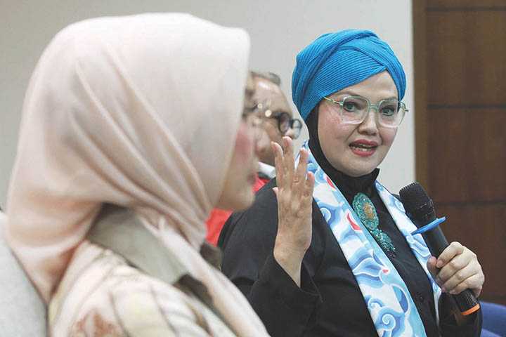 Dialektika Demokrasi "Caleg Artis Dobrak Hegemoni Politik"