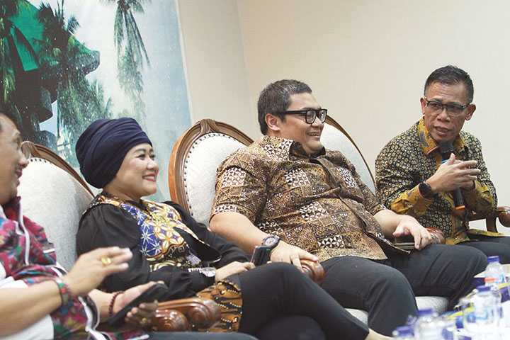 Dialektika Demokrasi "Strategi Partai Politik Berebut Kursi Parlemen".