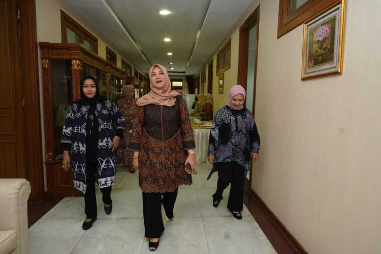 Dinas Perdana Ny Evi di Kantor Pusat Dharma Pertiwi