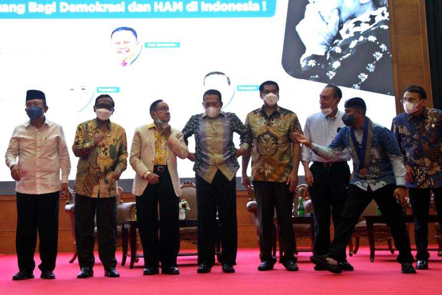Diskusi Tentang Perjuangan Sabam Sirait