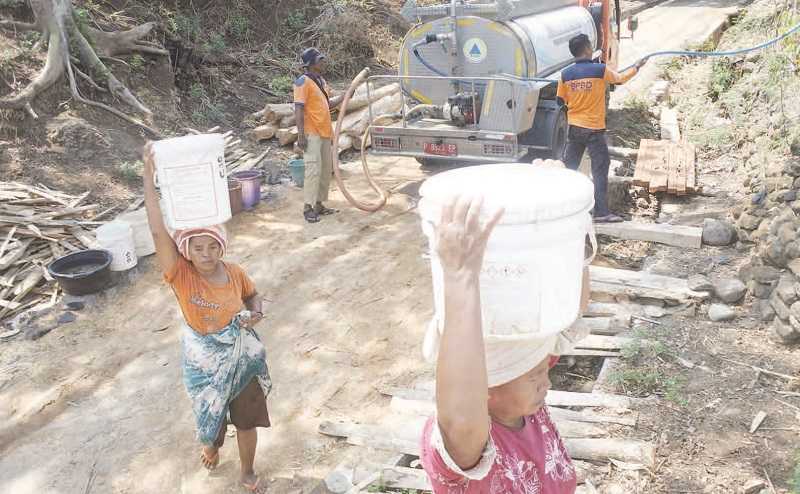 DISTRIBUSI AIR BERSIH KE WARGA TERDAMPAK KEKERINGAN DI SITUBONDO