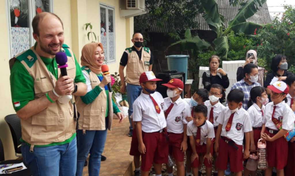 Donasi buku Manulife Indonesia kepada SD Emaus