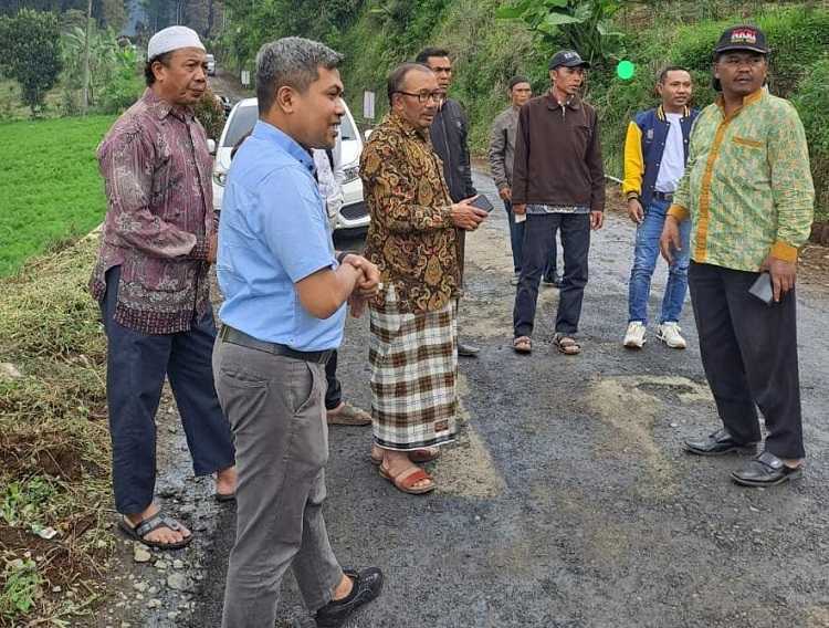 Dorong Pertumbuhan Ekonomi Banjarnegara, Waket DPRD Jateng Ferry Wawan Cahyono Bantu Perbaiki Jalan