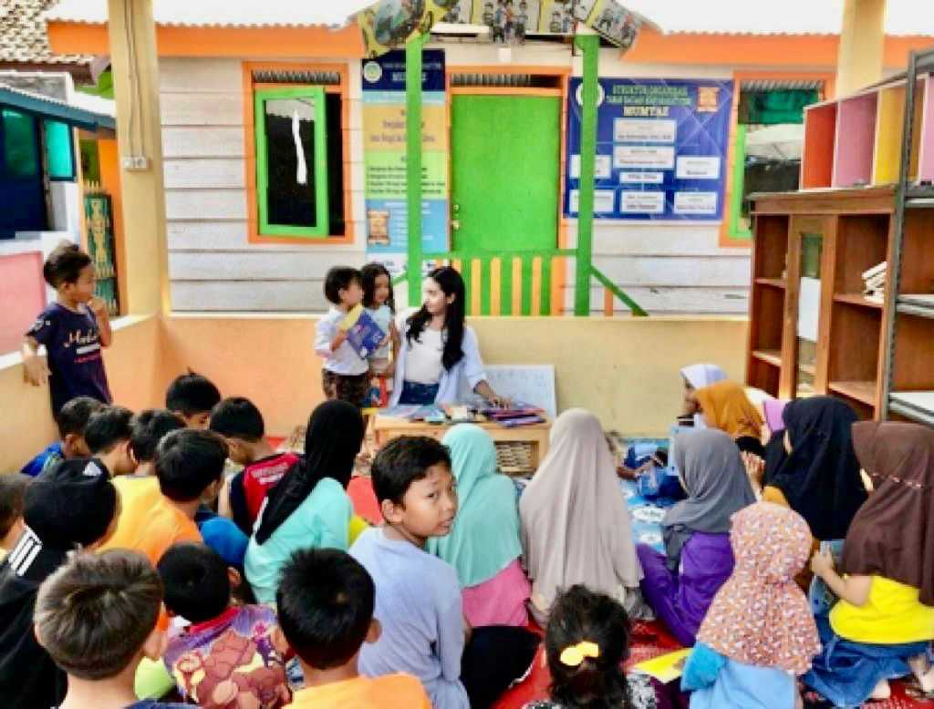 Endrinayla Rafa Amanda Beri Pelatihan Bahasa Inggris untuk Anak Kurang Mampu