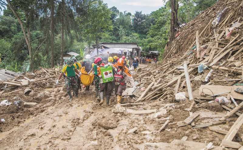 EVAKUASI JENAZAH KORBAN LONGSOR GEMPA CIANJUR