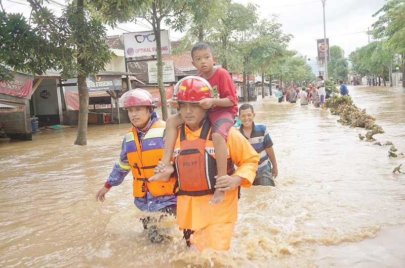 EVAKUASI KORBAN BANJIR BANDANG DI TRENGGALEK