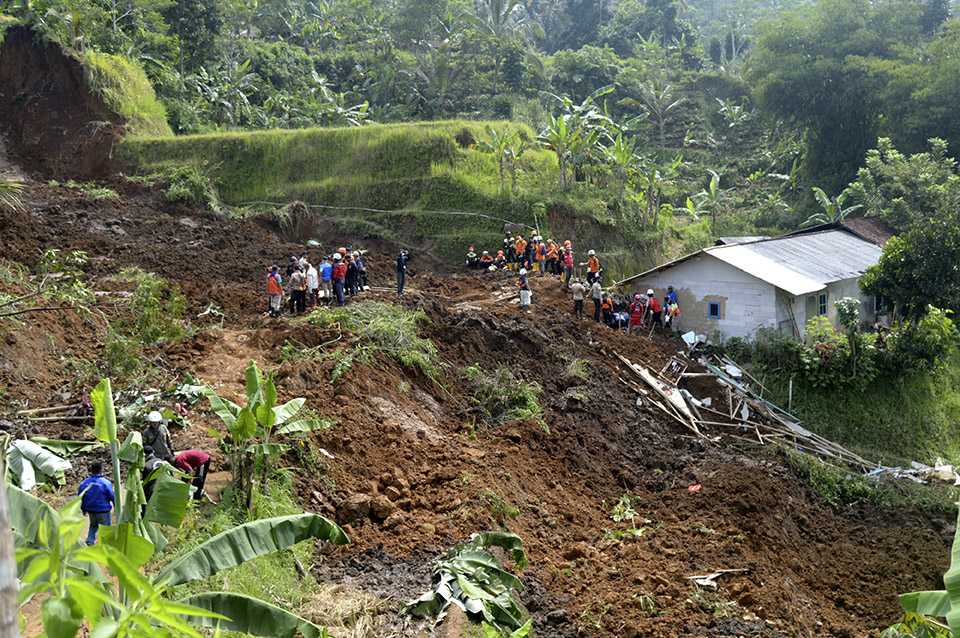 Evakuasi Korban Longsor