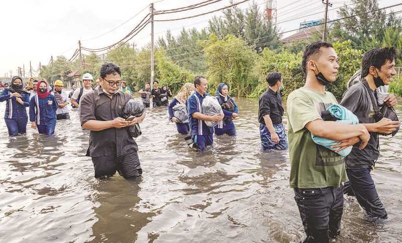 EVAKUASI PEKERJA AKIBAT BANJIR ROB