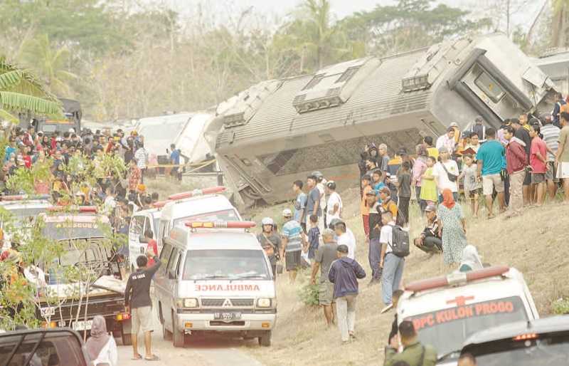 EVAKUASI PENUMPANG KA ARGO SEMERU YANG ANJLOK DI KULONPROGO