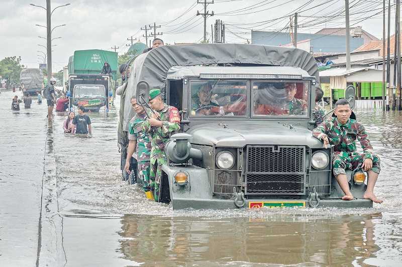 EVAKUASI WARGA TERISOLIR BANJIR