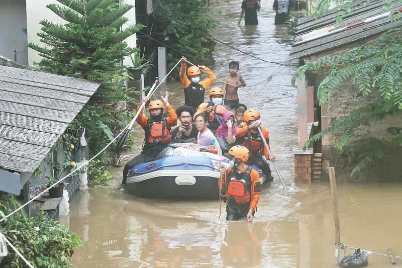 EVAKUASI WARGA TERJEBAK BANJIR