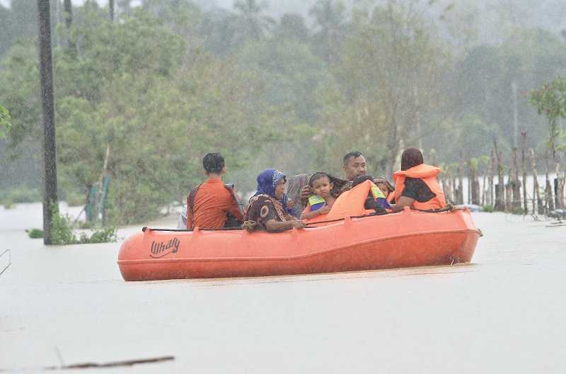 EVAKUASI WARGA TERJEBAK BANJIR DI ACEH BARAT