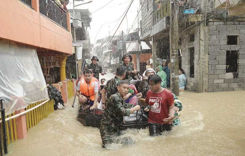 EVAKUASI WARGA YANG RUMAHNYA TERENDAM BANJIR DI MANADO