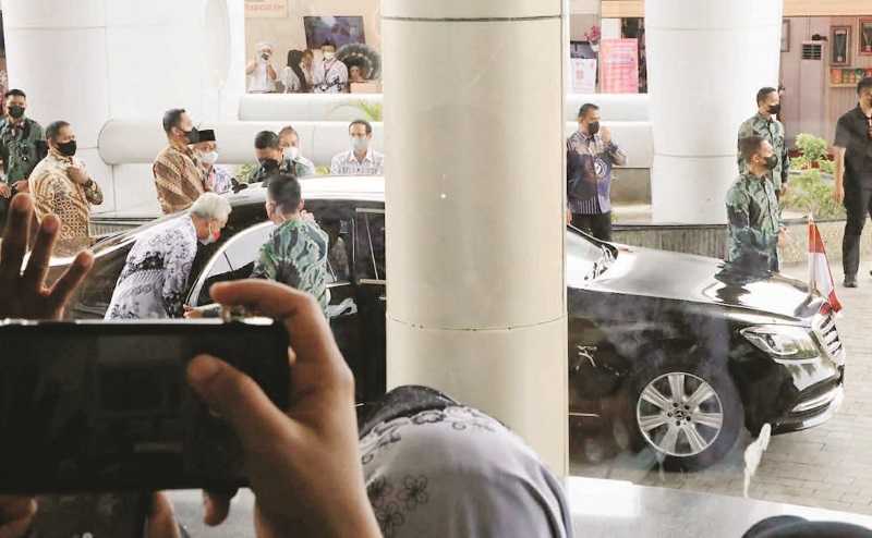 GANJAR PRANOWO SEMOBIL DENGAN PRESIDEN JOKOWI
