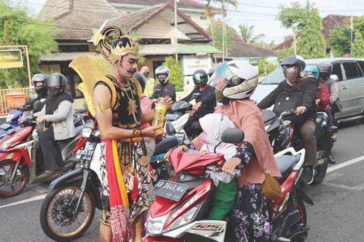 Gatotkaca Bagikan Minyak