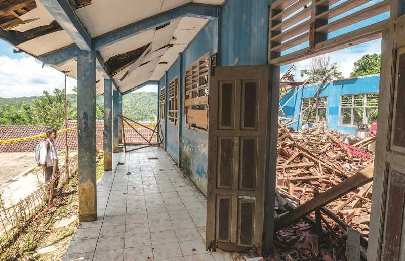 GEDUNG SEKOLAH AMBRUK AKIBAT HUJAN DERAS