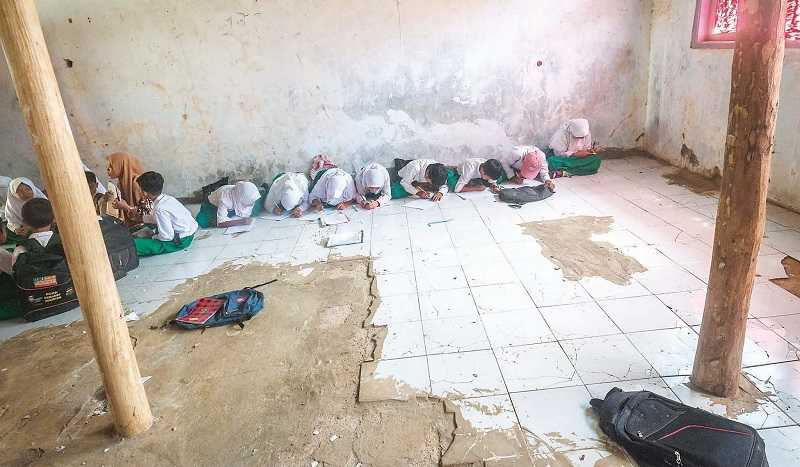 GEDUNG SEKOLAH RUSAK MINIM SARANA DAN PRASARANA BELAJAR