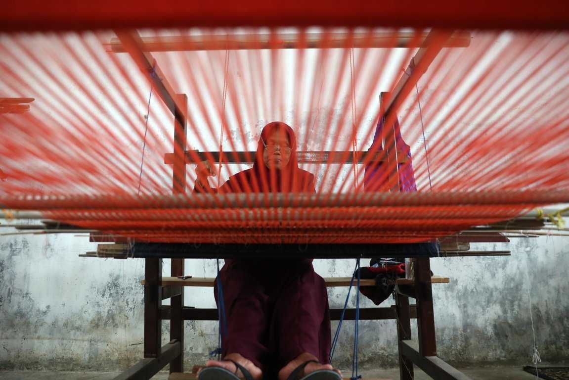 Geliat Tenun Songket