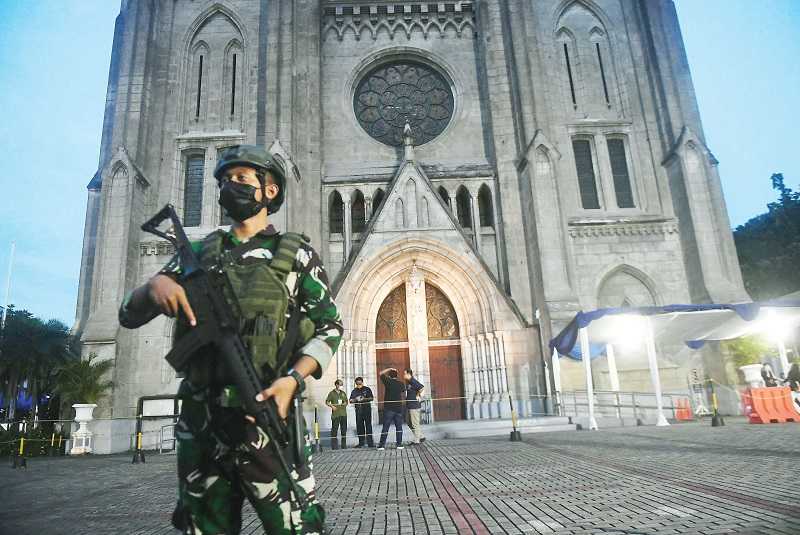 GEREJA KATEDRAL DIJAGA KETAT