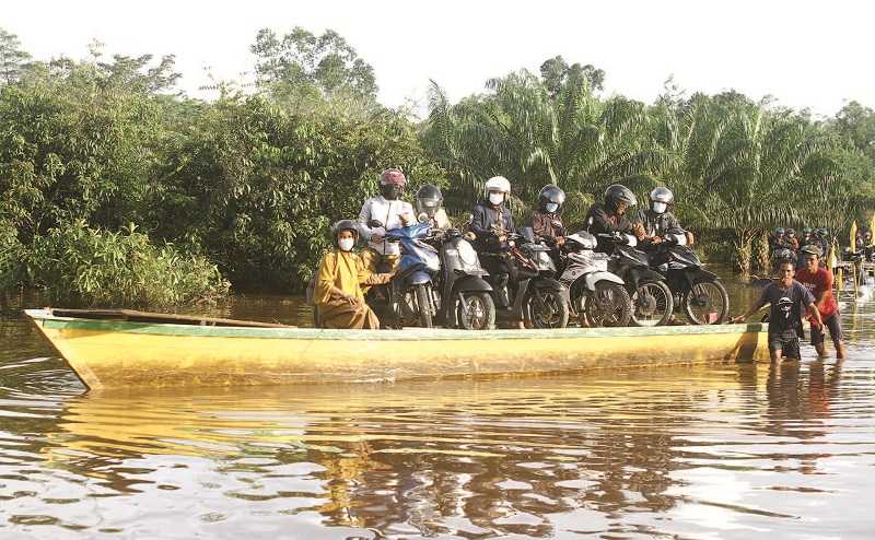 GUNAKAN JASA OJEK PENYEBERANGAN