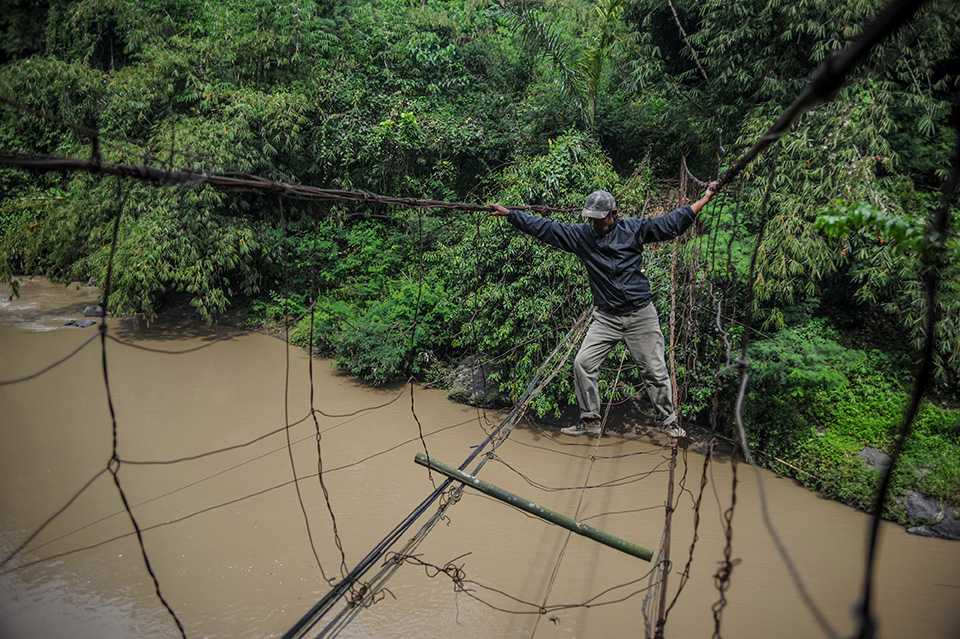 Gunakan Jembatan Kawat Besi