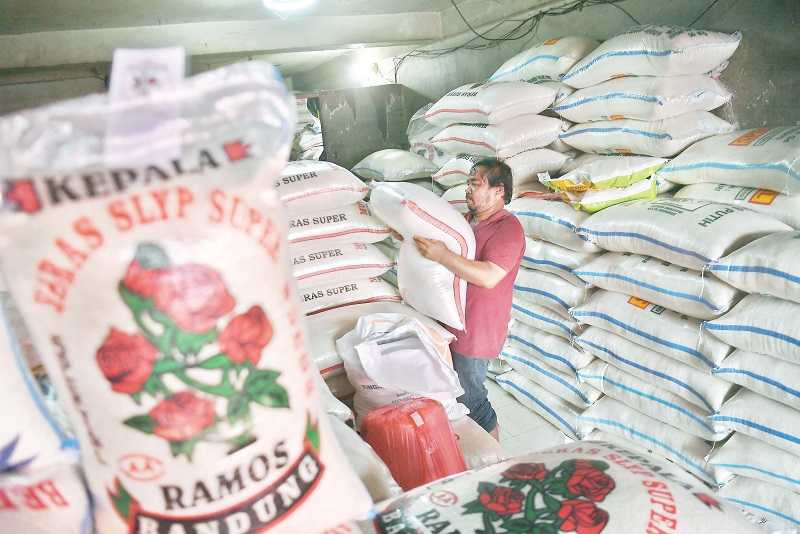 Guru Besar UGM: Pastikan Impor Beras Tidak Merusak Harga di Tingkat Petani