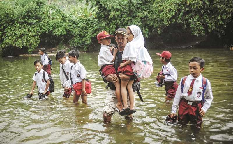 HARUS SEBERANGI SUNGAI UNTUK KE SEKOLAH
