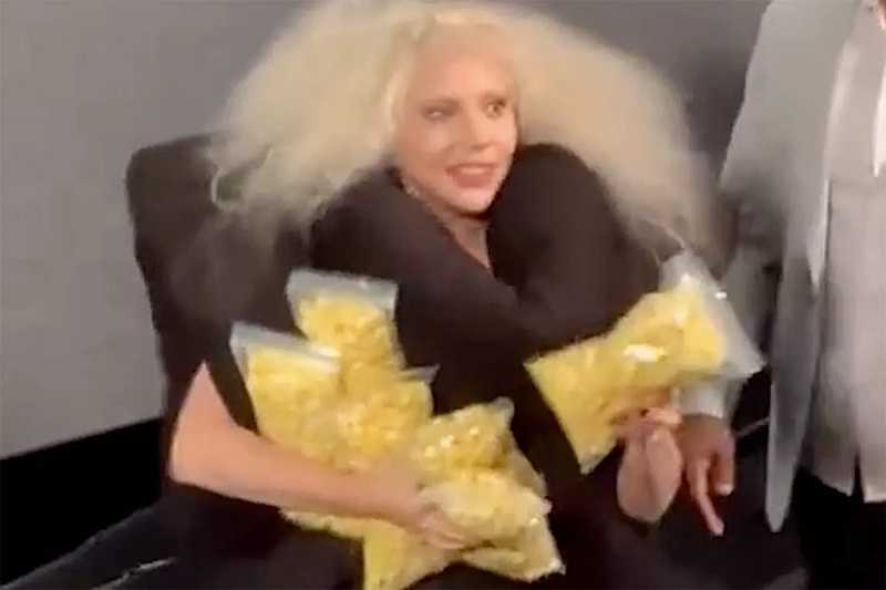 Heboh, Lady Gaga Bagi-bagi Popcorn untuk Penonton Film "Joker: Folie à Deux" 
