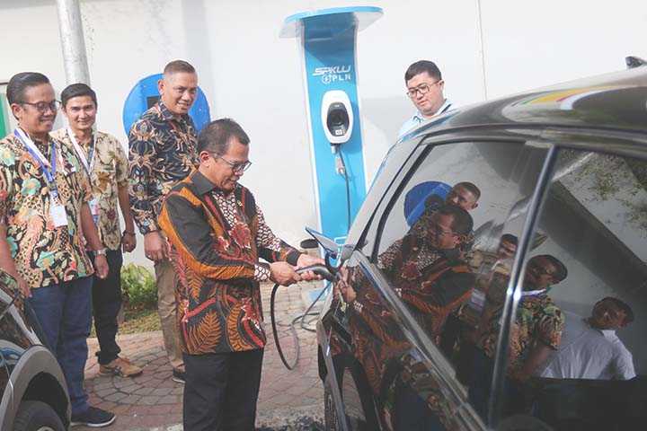 Isi Daya Mobil Listrik
