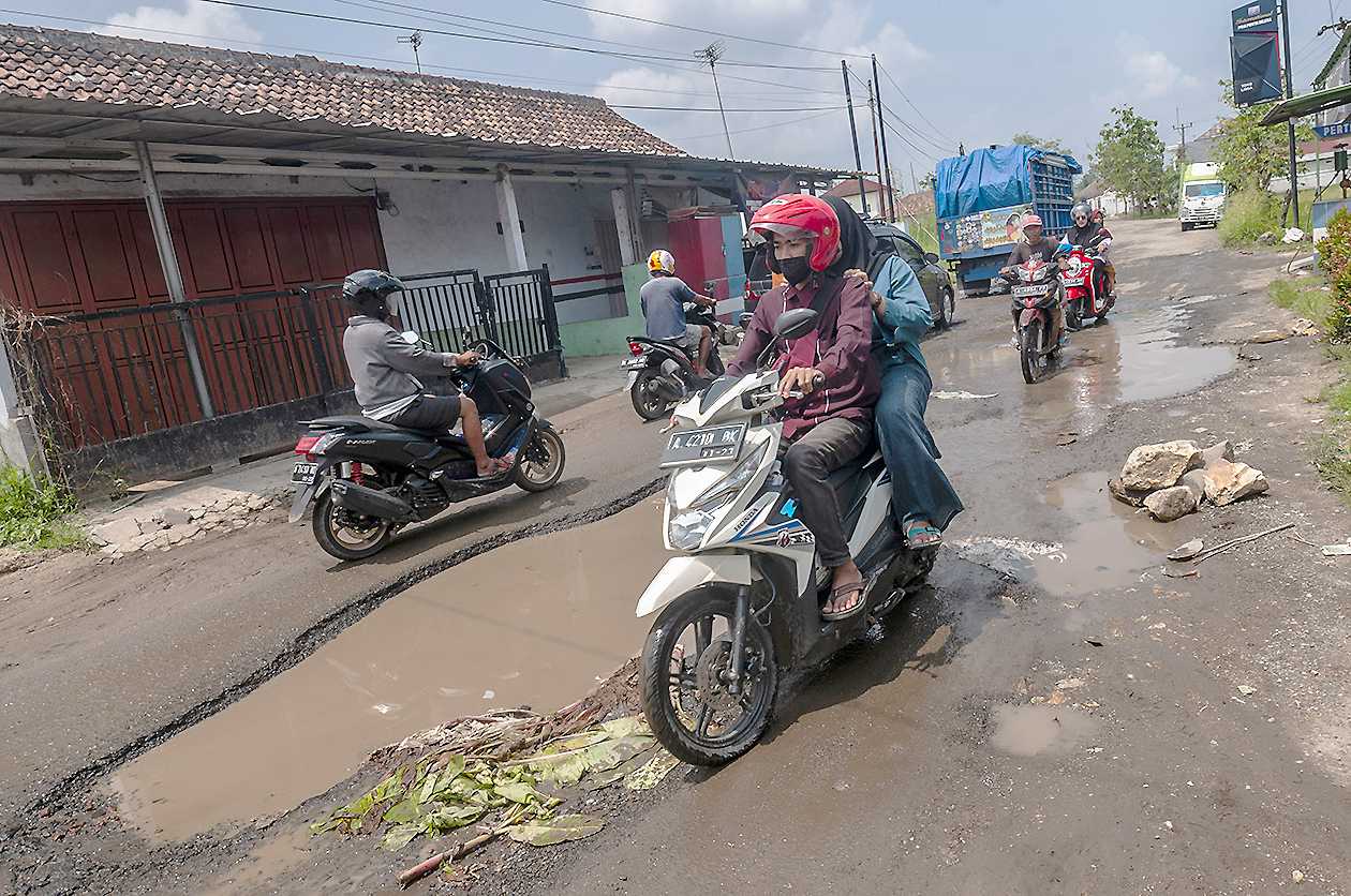 Jalan Berlubang di jalan Rangkasbitung-Serang