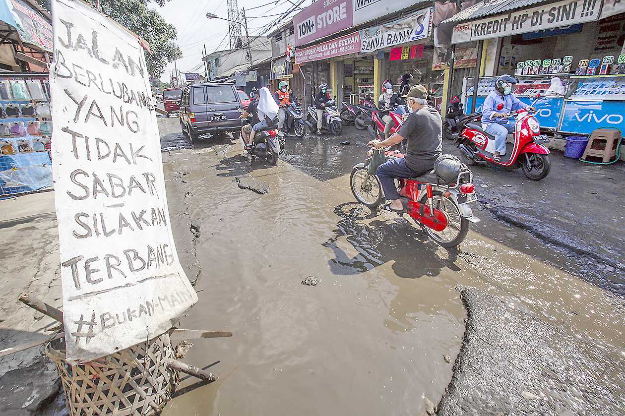 Jalan Rusak Bahayakan Pengendara