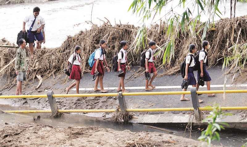 JEMBATAN AMBRUK DITERJANG BANJIR BANDANG