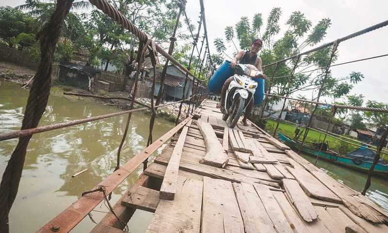 JEMBATAN GANTUNG RUSAK MASIH DIGUNAKAN