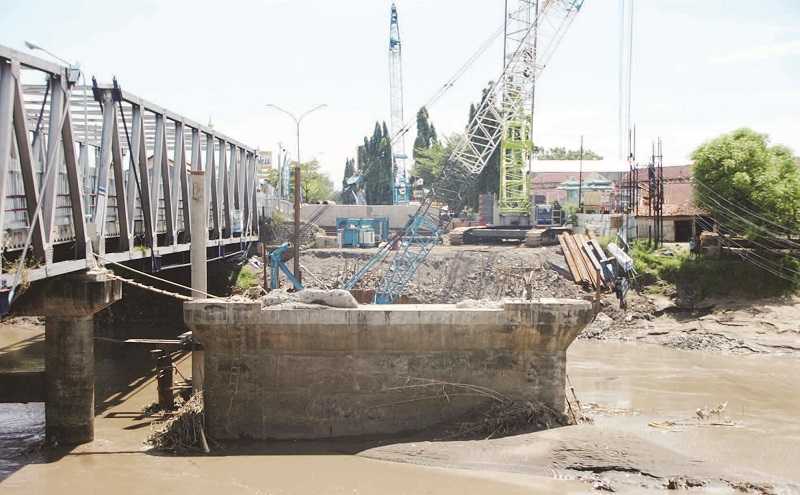 JEMBATAN PEMALI DI BREBES MASIH DALAM PERBAIKAN