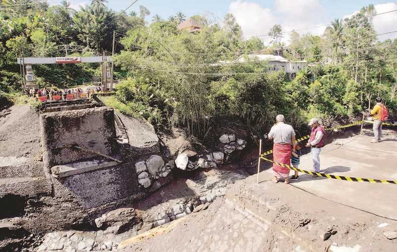 JEMBATAN PENGHUBUNG MALANG-LUMAJANG PUTUS