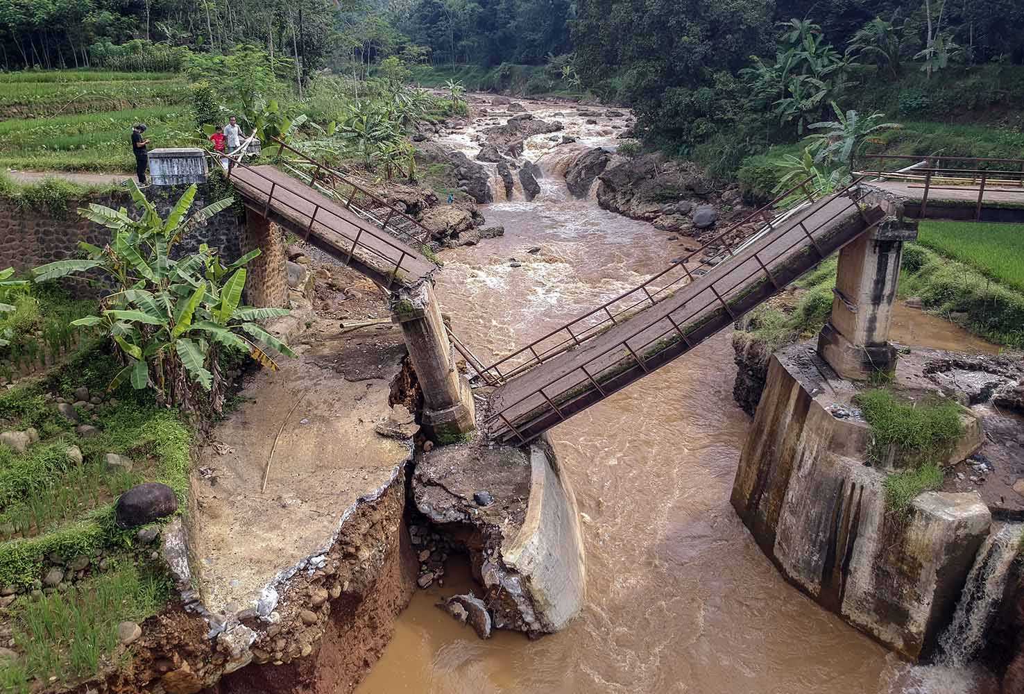 Jembatan Roboh