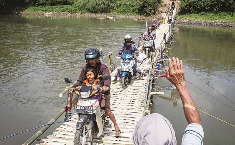 JEMBATAN SESEK BAMBU HASIL SWADAYA WARGA