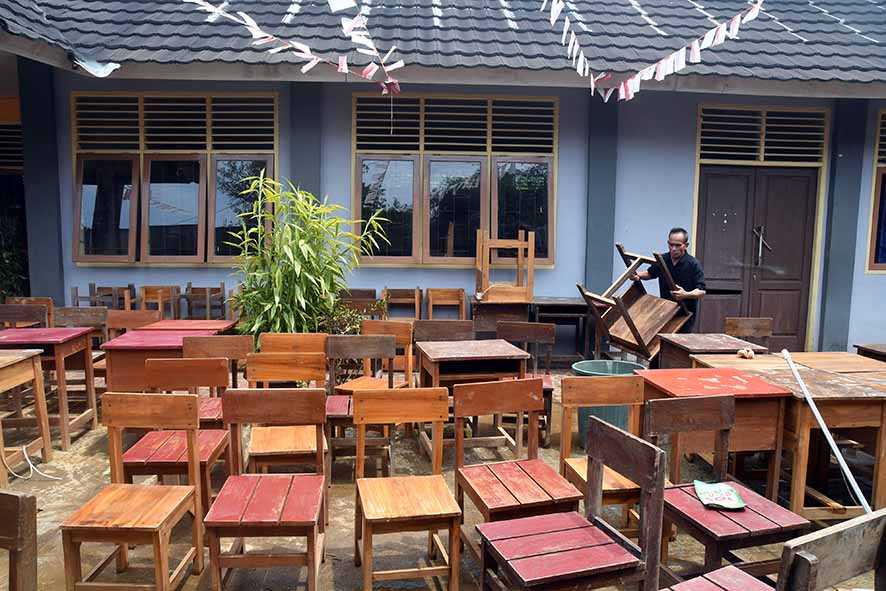Jemur Meja Sekolah Pascabanjir