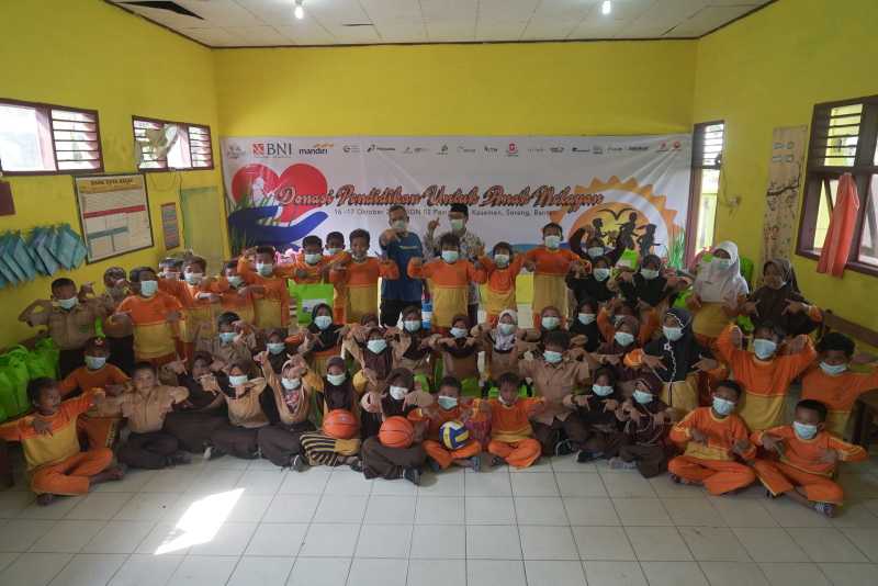 JMI Bagikan Paket Bantuan Pendidikan Bagi Anak Nelayan Untuk Dukung PTM