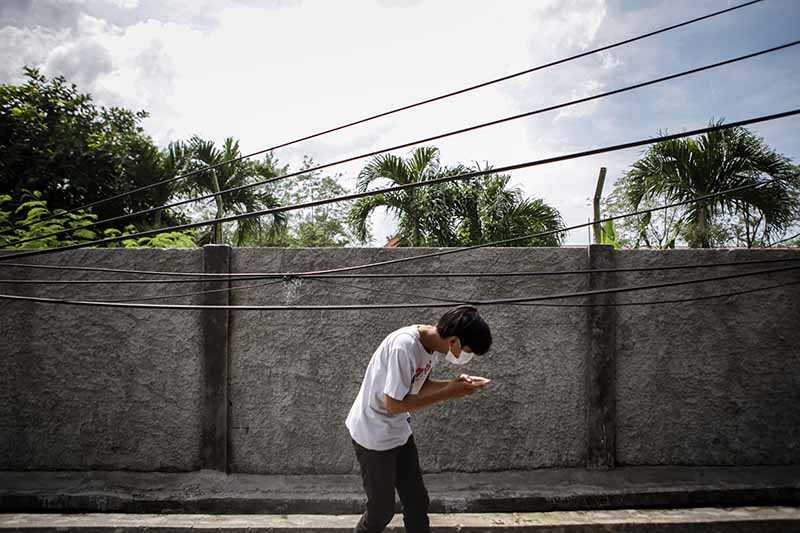 Kabel Semrawut Membahayakan Pejalan Kaki