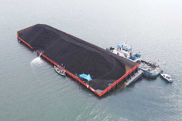Kapal Batu Bara Bocor