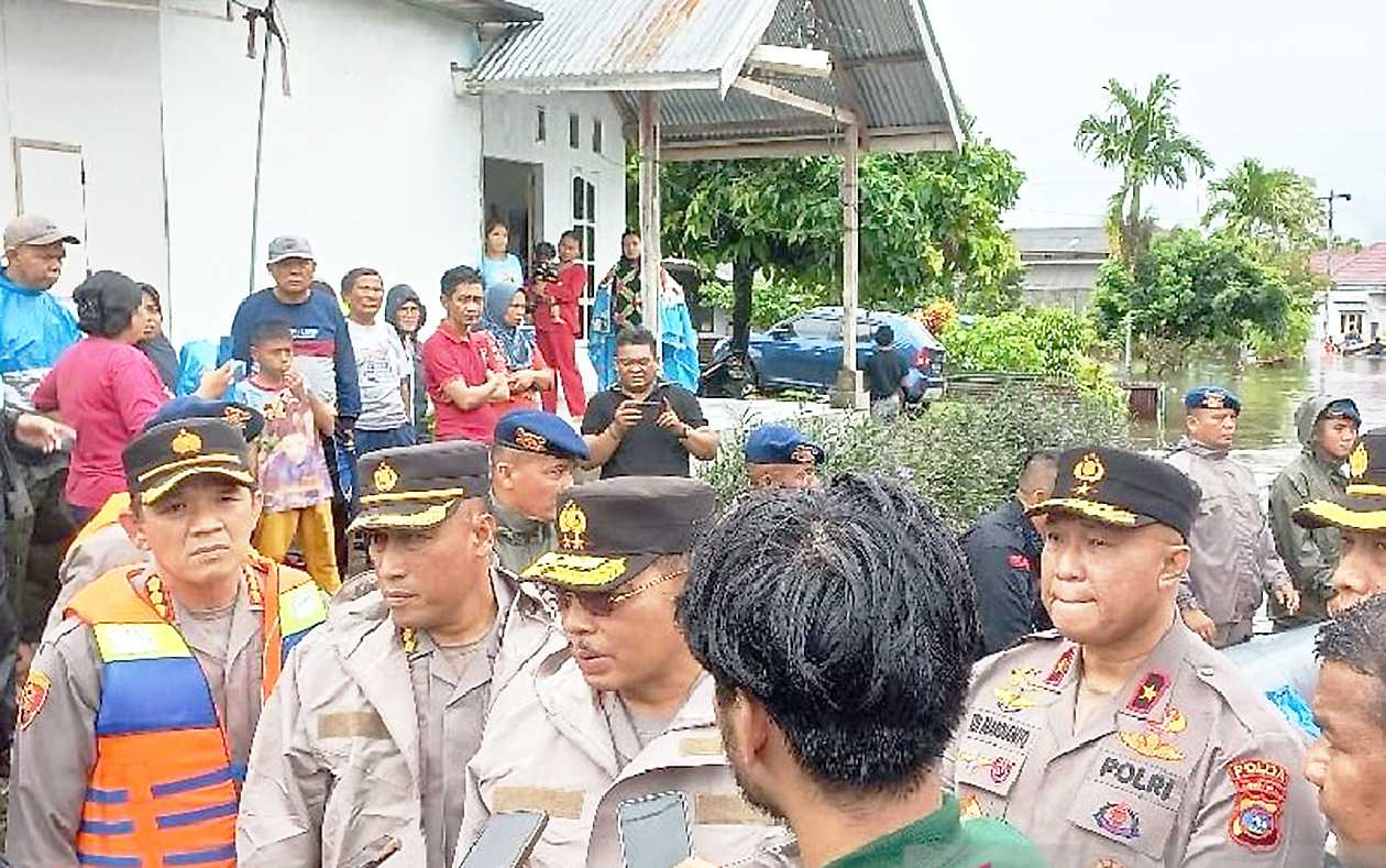 Kapolda Sumbar Tinjau Lokasi Banjir di Padang