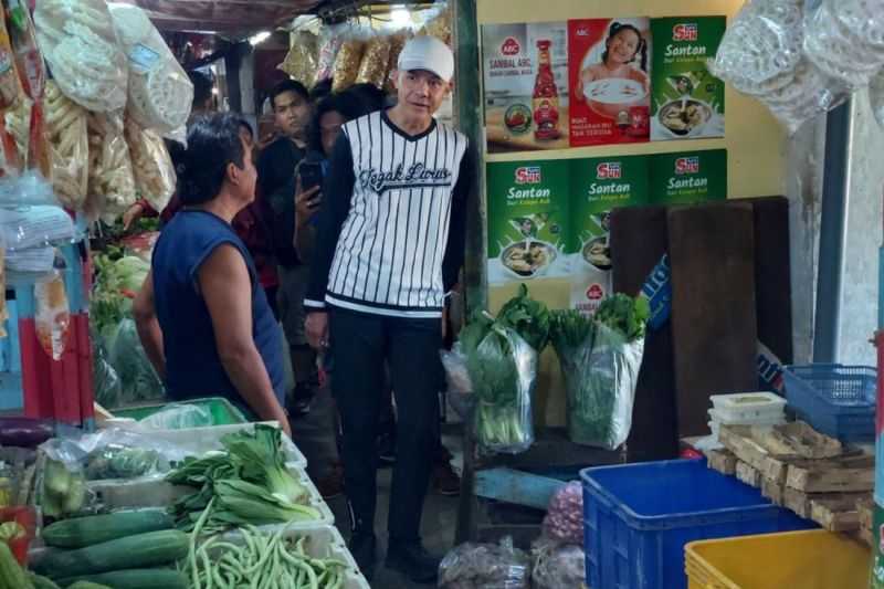 Ke Pasar Surabaya, Ganjar Didoakan Jadi Presiden oleh Para Pedagang