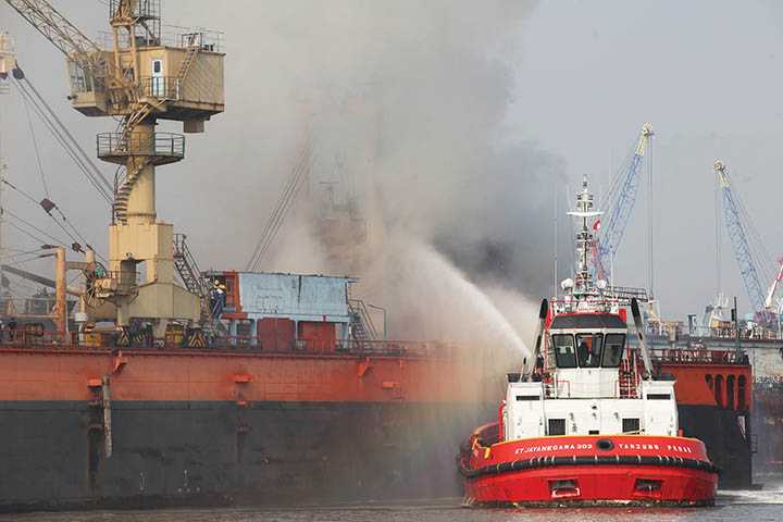 Kebakaran di Tanjung Perak
